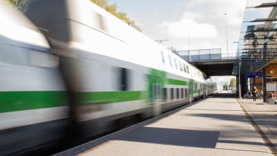 Tåg på en tågstation