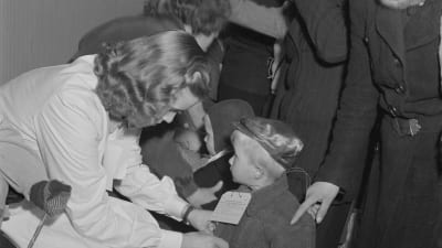 Finska krigsbarn på väg till Svrige får en lapp runt halsen inför resan i Viiborg år 1944