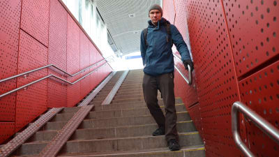 Stefan Taubert står i trappan på Kyrkslätts tågstation.