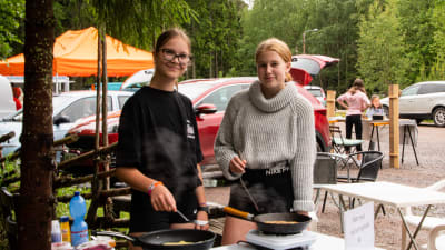Flickor steker plättar.