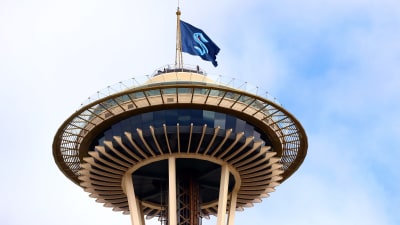 En flagga med Seattle Krakens logo i utsiktstornet i Seattle.