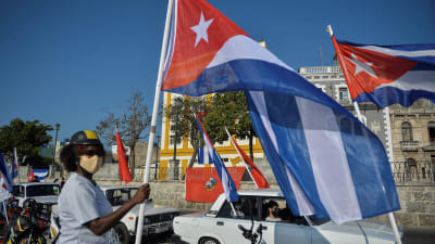En kvinna med Kubas flagga under en demonstration där man kräver ett slut på USA:s sanktioner mot Kuba. Havanna 28.3.2021