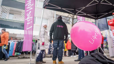 En rosa Rörelse Nu- ballong i partiets valtält. 