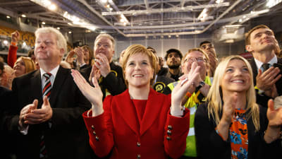 Skottlands försteminister NIcola Strurgeon (i mitten) tror att brexit kan leda till en ny folkomröstning om självständighet. Alla skotska valdistrikt röstade för att stanna kvar í EU.