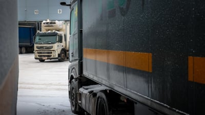 Rekkoja logistiikkakeskuksessa Vantaalla