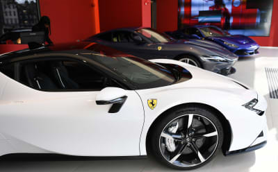 Ferrarin autoja merkin esittelytilassa Lontoossa.