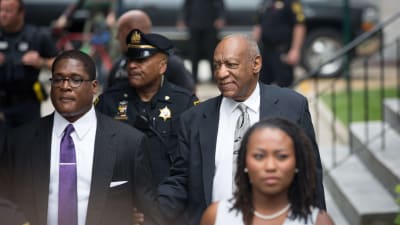 Bill Cosby anländer för sjätte dagen till rättegången i Pennsylvania.