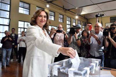  Borgmästare i Barcelona, ​​Ada Colau, röstar i en vallokal i Barcelona i lokalvalet i Spanien.