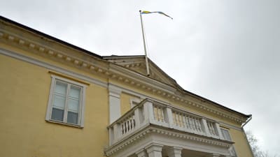 Vimpeln vajar över Hertonäs gård.