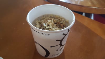 En kopp med gröt på café