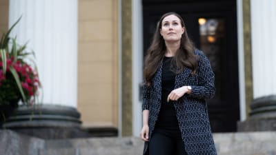Sanna Marin kävelee säätytalon portaita alas.