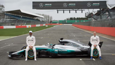 Lewis Hamilton och Valtteri Bottas sitter på en Mercedesbil, våren 2017.