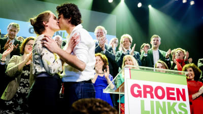 Partiledearen för Groen Links, Jesse Klaver, kysser sin hustru efter braksegern i valet.