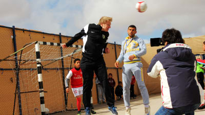 Aki Riihilahti spelar fotboll på ett flyktingläger i Jordanien.
