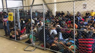 Trångt för flyktingar bakom galler i Texas.