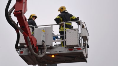 skylift med två brandmänn