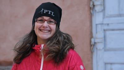 Petra ler mot kameran