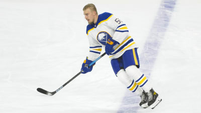 Buffalos Rasmus Ristolainen på isen.