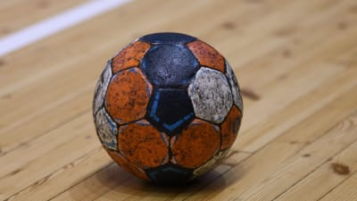 En handboll, inget annat.