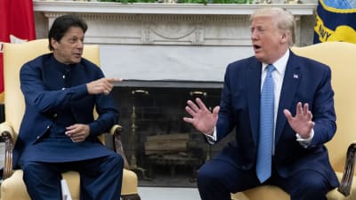 Donald Trump i Ovala rummet till höger, med gästen Imran Khan med pekfingret uppsträckt.
