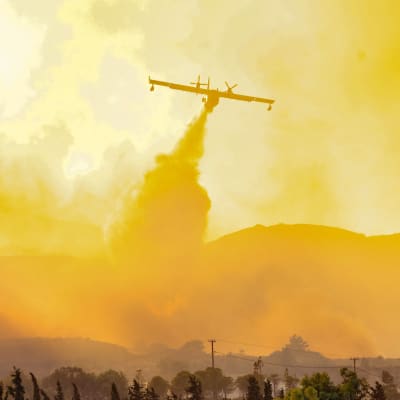 Ett brandbekämpningsflygplan flyger över Rhodos.