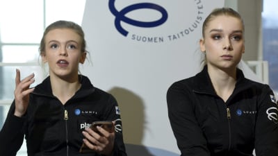 Emmi Peltonen och Viveca Lindfors under en presskonferens.