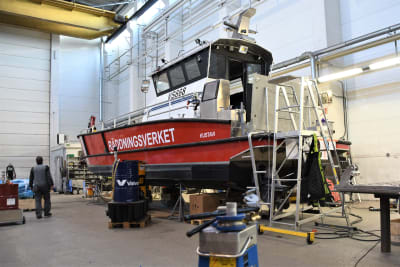Räddningverkets båt i aluminium är inne i en hall på reparation.