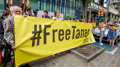 Aktivister demonstrerar för att Amnestys styrelseordförande i Turkiet, Taner Kilic, ska friges.