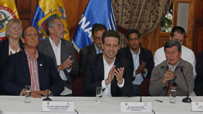 Regeringens chefsförhandlare Juan Camilo Restrepo (till vänster), Ecuadors utrikesminister Guillame Long (i mitten) och ELN :s chefsförhandlare Pablo Beltrán vid presskonferensen i Quito, Ecuador 18.1.2017