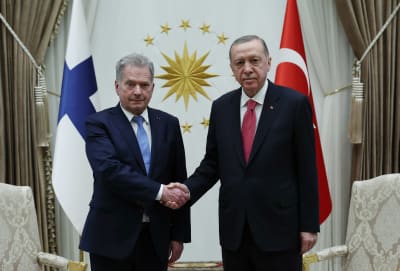 President Sauli Niinistö och Turkiets president Recep Tayyip Erdoğan skakar hand i Ankara den 17 mars 2023.