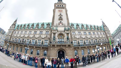 "Hand i hand mot rasism" - Människor formar en kedja i Hamburg.