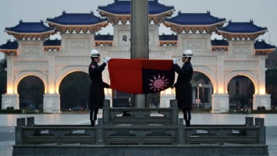 Taiwan välkomnar USA:s beslut och hoppas på ökat samarbete. Här hissas Taiwans flagg upp på självständighetstorget i huvudstaden Taipei.