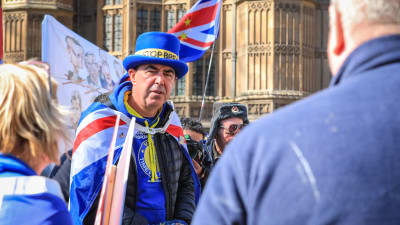 Remainanhängaren Steve Bray diskuterar med en brexitanhängare under protester i London den 10. april 2019.