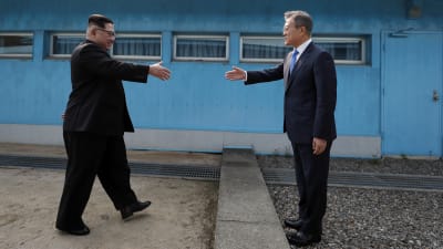Nord- och Sydkoreas ledare träffas vid demarkationslinjen i Panmunjom.
