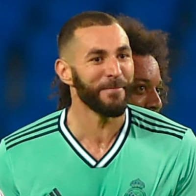 Marcelo kramar Karim Benzema bakifrån.