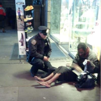 Facebookissa levinnyt valokuva poliisista, joka antoi kengät kodittomalle newyorkilaiselle. 