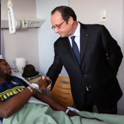 Hollande vierailemassa sairaalassa.