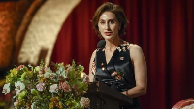 Azita Raji, den förra USA-ambassadören i Sverige, läste upp Bob Dylans tacktal vid prisceremonin i Stockholm den 10 december 2016.
