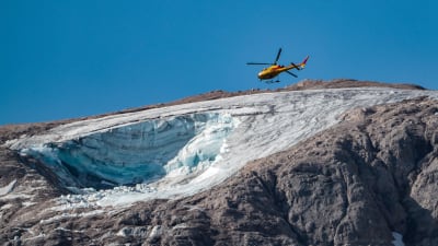 Pelastushelikopteri Marmolada-vuoren jäätikön yllä.