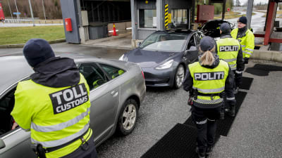 Även Norge har stängt sina gränser i likhet med andra nordiska länder har infört stränga gränskontroller.