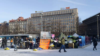 Asylsökande har demonstrerat på Järnvägstorget i Helsingfors i tre veckor.
