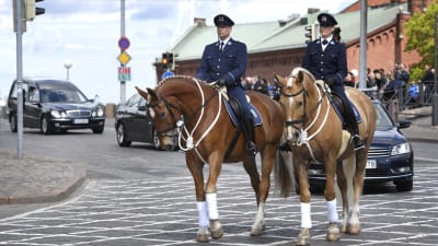 Den ridande polisen i Helsingfors ledde begravningsföljet genom Helsingfors centrum den 25 maj 2017.