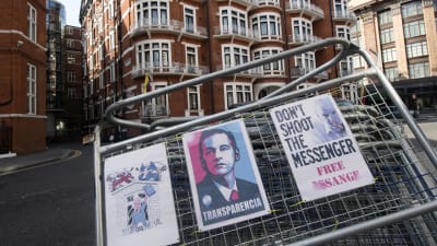 En bild av Ecuadors ambassad utifrån där Julian Assange hålls