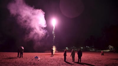 Fyrverkerier på Drumsö i Helsingfors den 31 december 2020.
