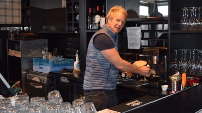 Toni Kallinen bakom bardisken på restaurang HSF/Stefan's Steakhouse