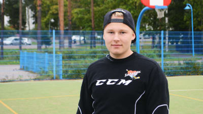 Tino Jylhä, har själv spelat i Icehearts och är nu på läroavtal hos organisationen.