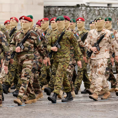 Soldater från den europeiska specialförbandsstyrkan Task Force Takuba deltar i en militärparad på Bastille dagen i Paris.