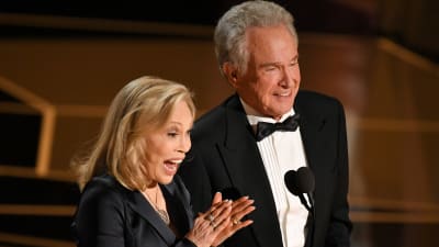 Närbild på Faye Dunaway och Warren Beatty på Oscarsgalan 2018.