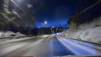 Bil på vinterväg.