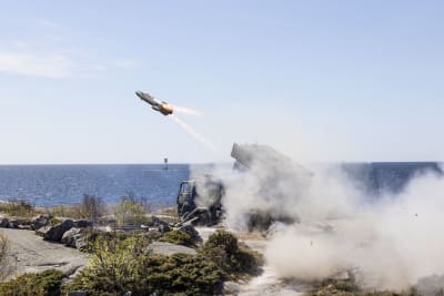 En sjömålsrobot avfyras på Russarö utanför Hangö under en av Marinens övsningar år 2022. Kraftig rökbildning uppstår. 